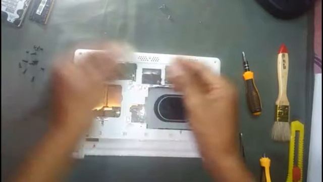 Cara Membongkar dan Membersihkan Debu dari Kipas/Fan Notebook Acer One смотреть онлайн