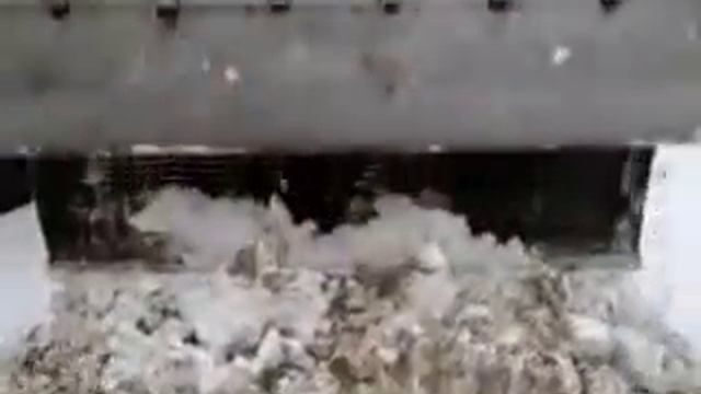 Трактор чистит снег (CATERPILLAR 432F) смотреть онлайн