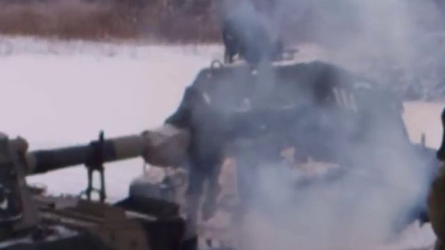 Танк Т-80 вытягивает самоходную 152 мм гаубицу "Акация" смотреть онлайн