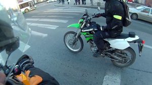 Kawasaki KLX 250: торможение с блокировкой переднего колеса