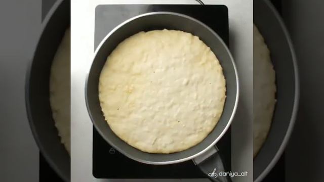 Быстрый ленивый хачапури с сыром на сковороде на молоке