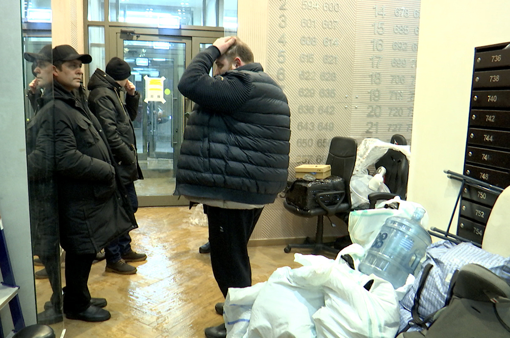 Многодетная семья поселилась в подъезде рядом со своей квартирой / Город новостей на ТВЦ