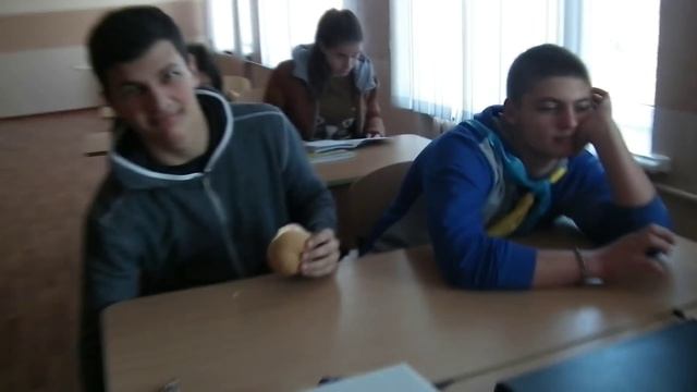 СРАВНЕНИЕ МЛАДШЕЙ И СТАРШЕЙ ШКОЛЫ/Купи шоколадку :с смотреть онлайн