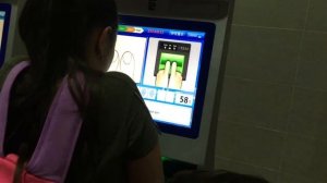 Автомат для снятия отпечатков пальцев в аэропорту в Китае