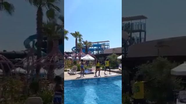 БРАЗИЛЬСКИЕ ТАНЦЫ У БАССЕЙНА .#shorts