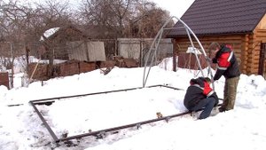 Теплица стеклянная на забивных сваях Москва