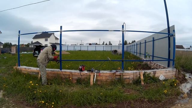 Строю забор из профнастила #2-3-3 Второй этап - сварка каркаса - низ смотреть онлайн