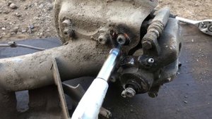 Греем горелкой болт что бы его выкрутить Часть 2