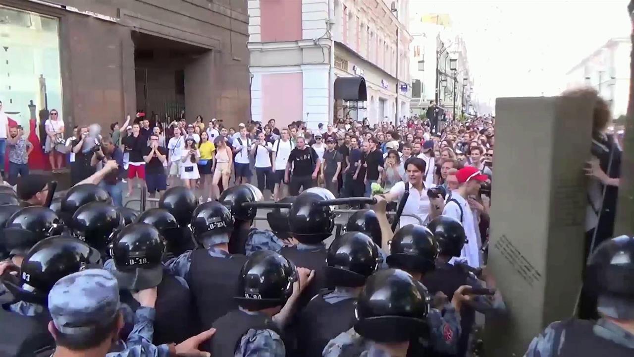 Под еще свежими впечатлениями от московских волнений. Массовые беспорядки в Москве. Массовые беспорядки РФ. Массовые беспорядки фото. Массовые беспорядки картинки в России.