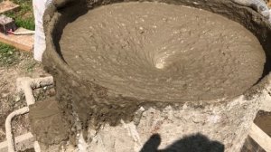 Начальник участка месит бетон в ручную