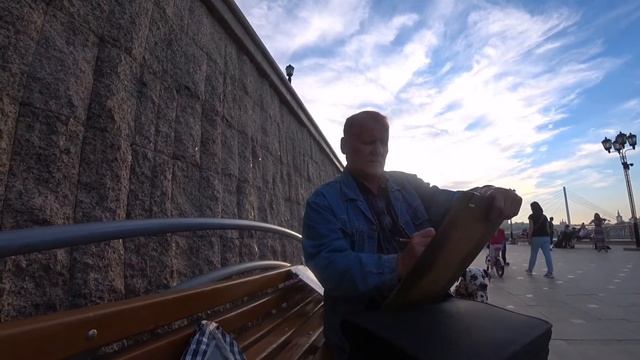 Тюмень. Художник на набережной рисует дружеский шарж смотреть онлайн