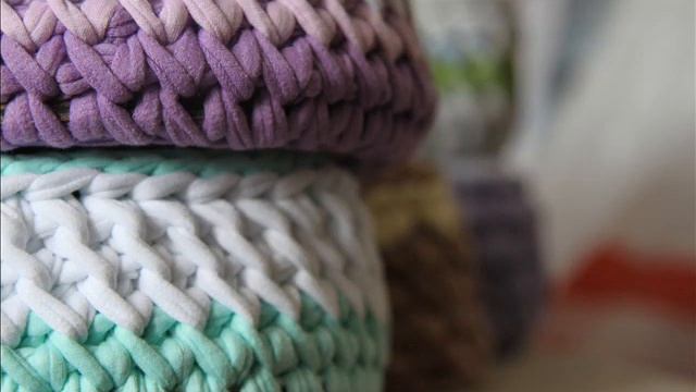 Видео обзор вязаных корзин из трикотажной пряжи.  crochet.