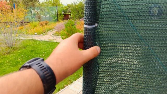 Забор из затеняющей сетки .