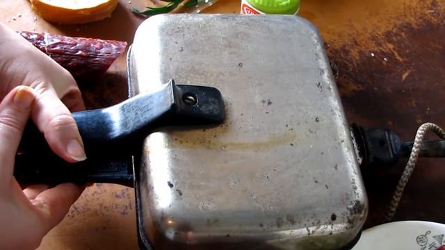 Сэндвич-гриль на электровафельнице. Быстрый завтрак смотреть онлайн