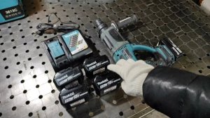 аккумуляторный перфоратор Makita dhr 202. комплект: быстрое зарядное, 4 шт.  5ah батарей и 1шт. 3ah