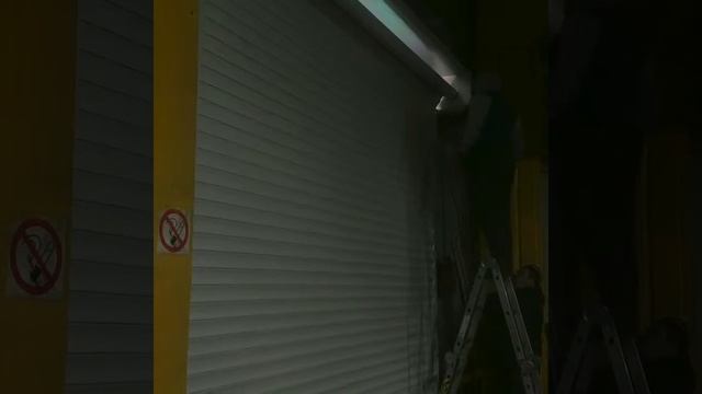 Рулонные ворота. Монтаж и работа роллет!!!...