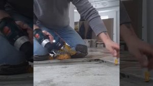 Как быстро почистить застывший клей плиточный под свп!