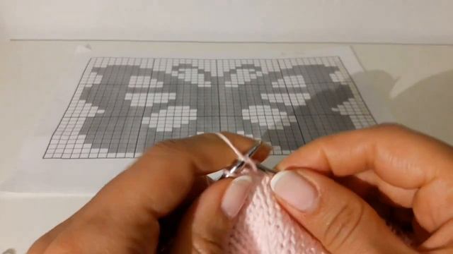 Как связать шапку бини с бабочкой или пауком смотреть онлайн