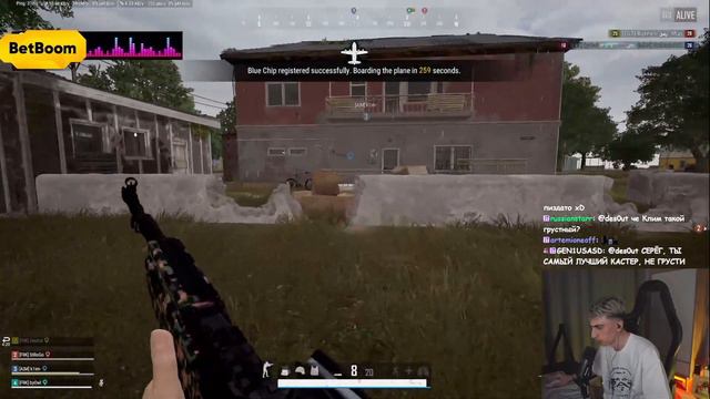 ПРО-ИГРОК ПОМОГАЕТ ВЫИГРАТЬ ИГРУ ФРИКАМ | des0ut, StRoGo, by_Owl и k1im играют вместе в PUBG смотреть онлайн