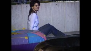 джинсы и белый свитер