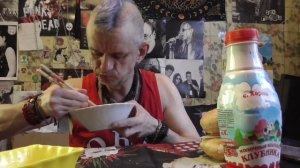 мукбанк клубничный молочный коктель макароны салат с огурцов и помидор макароны сыр булочка для гамб