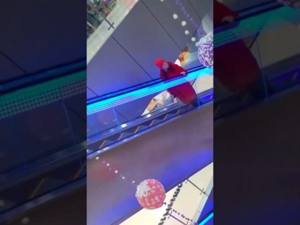 Нелегко на эскалаторе снимать видео
