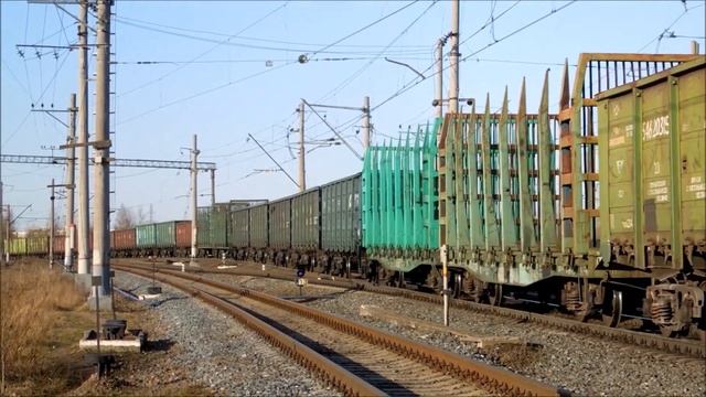 ДМ62-1789 с пассажирским и ВЛ15-020 с грузовым составом проследуют станцию Дача Долгорукова смотреть онлайн