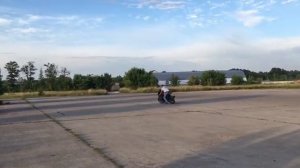 SUZUKI GSX-R  750 пробую подорвать на заднее колесо