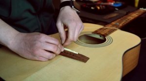 Как самостоятельно заменить струны на акустической гитаре. Понятная подробная инструкция