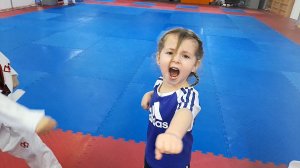 заботливая девочка