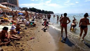 Пляж посёлка Джубга. Народу тьма.