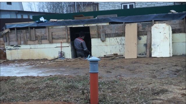Установили дверь и два окна в цоколе. Строим дом сами.