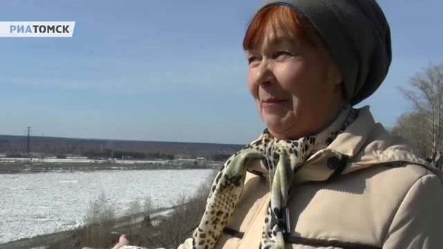 Любимое зрелище томичей: люди смотрят на ледоход на Томи смотреть онлайн