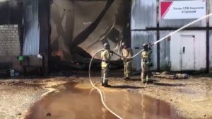 Подразделения пожарной охраны ликвидируют возгорание в складском помещении в Комсомольске