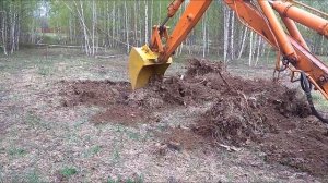 Экскаватор ЮМЗ - дергаем пеньки на участке