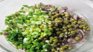 Салат с куриными желудками и зеленым горошком