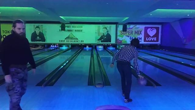 Сходили с друзьями в боулинг (Мегаполис, Уфа) смотреть онлайн