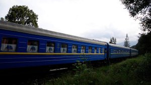 Тепловоз 2М62У-0214 с пассажирским поездом.