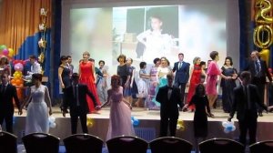 Танцуют родители и 11 класс.