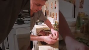 БЕЗУМНЫЙ ПАША ДЕЛАЕТ ШИКАРНОЕ САЛО. НАТИРАЕТ СОЛЬЮ ПЕРЦЕМ И ЧЕСНОКОМ.