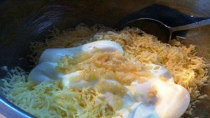 Сырный салат со шпротами
