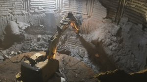 Демонтажный робот Brokk 180. Ломка футеровки и шлакового гарнисажа ДСП на металлургическом заводе