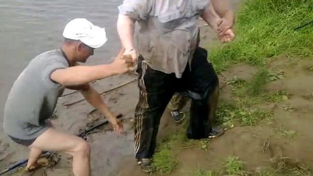 Приколы на рыбалке.Рыбака засосало в хлам,на рыбалке.Не пейте столько.