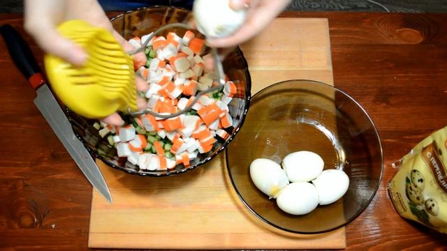Салат с крабовыми палочками. Рецепт салата. Салат без мяса. смотреть онлайн