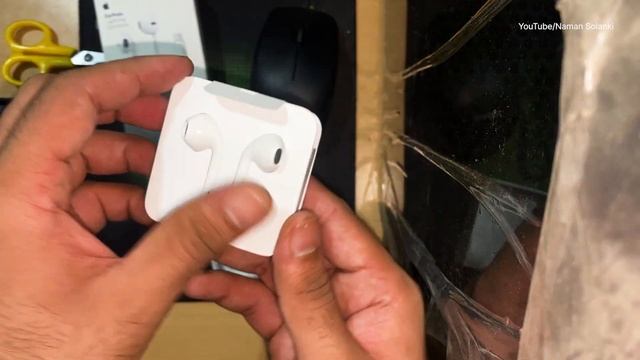 Apple EarPods with Lightning Connector (Unboxing) смотреть онлайн