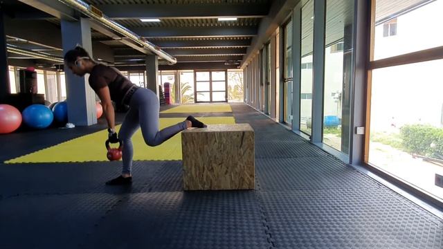 Наклоны на одной ноге с гирей смотреть онлайн