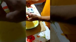 Видео обзор арбуза с желтой мякотью сорта Чудо ягода.