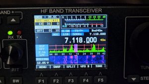 QRP SDR трансивер M0NKA mcHF+активная ферритовая антенна.  Прием  радиолюбителей на 40 метрах.