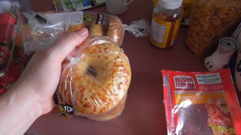 Нас ждут перемены! ШОППИНГ в обанкротившемся Toys R Us/ Влог детей на английском