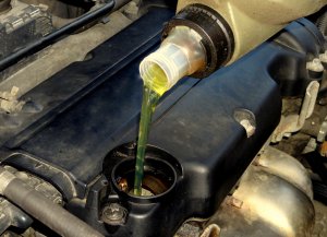 ЖОР МАСЛА. ЧТО ЕСЛИ ДВИГАТЕЛЬ ЖРЕТ МАСЛО? МОЖНО ЛИ ДОЛИВАТЬ МАСЛО ВМЕСТО ЗАМЕНЫ